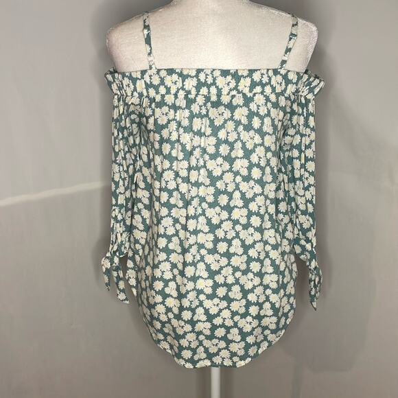 IZ Byer green and white floral off the shoulder top - Picture 2 of 8